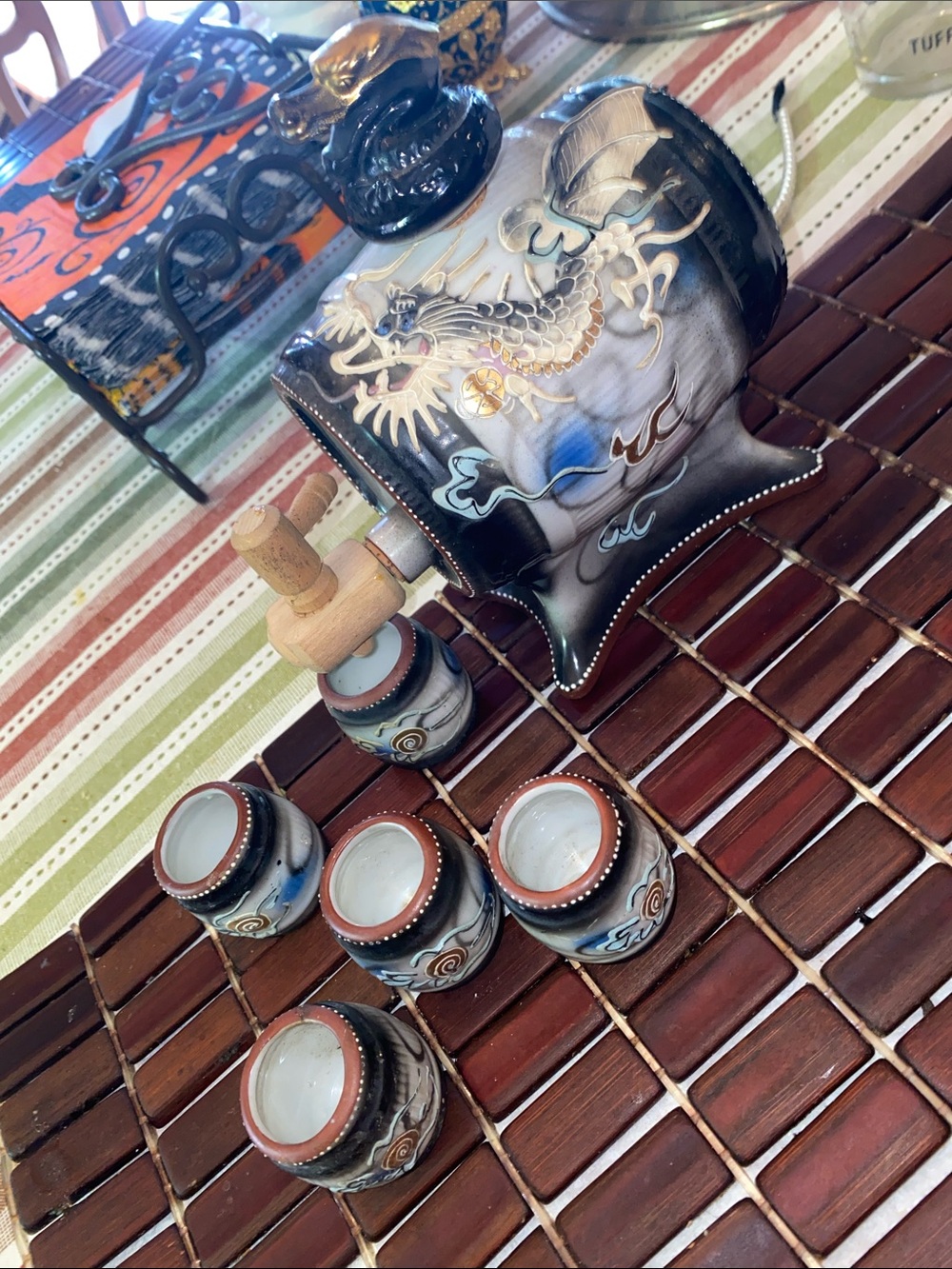 Vintage Japanese Dragonware Moriage Sake Barrel Decanter & Matching Small Cups 5